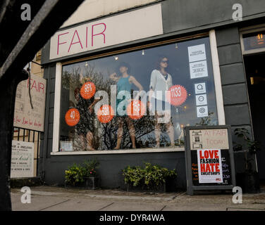 Brighton, Sussex, UK.24 avril 2014.Lorsque le bâtiment de l'usine s'est effondrée du Rana Plaza au Bangladesh, en Inde, il y a un an, 1133 travailleurs, de nombreux enfants, travaillent dans des conditions sordides est mort produisant des vêtements à faible coût. Boutique équitable dans Queens Road Brighton avait des modèles vivants dans la fenêtre afficher comme des mannequins. Propreitor Siobhan Wilson dit boutique détaillants ont le pouvoir de changer la situation. Voir l'fashionrevolution.org. David Burr/Alamy Live News Banque D'Images