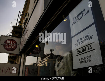 Brighton, Sussex, UK.24 avril 2014.Lorsque le bâtiment de l'usine s'est effondrée du Rana Plaza au Bangladesh, en Inde, il y a un an, 1133 travailleurs, de nombreux enfants, travaillent dans des conditions sordides est mort produisant des vêtements à faible coût. Boutique équitable dans Queens Road Brighton avait des modèles vivants dans la fenêtre afficher comme des mannequins. Propreitor Siobhan Wilson dit boutique détaillants ont le pouvoir de changer la situation. Voir l'fashionrevolution.org. David Burr/Alamy Live News Banque D'Images