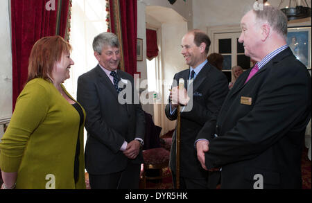 Coleford, Gloucestershire, Royaume-Uni. Apr 24, 2014. Peter Mains de discours House Hotel présente M. Nick Jarman Samm Horton et à Son Altesse Royale la comtesse de Wessex. Mr Hortons Roya;l'entreprise fanion forêt fait don de réparations au service monument qui marque le centre de la vieille forêt. Crédit : David Broadbent/Alamy Live News Banque D'Images