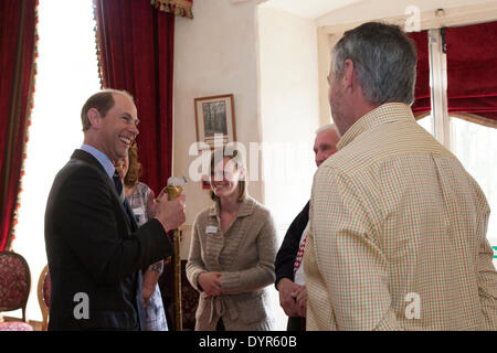 Coleford, Gloucestershire, Royaume-Uni. Apr 24, 2014. Son Altesse Royale le Prince Edward partage une blague avec forêt de Dean roturiers. Crédit : David Broadbent/Alamy Live News Banque D'Images