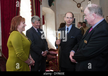 Coleford, Gloucestershire, Royaume-Uni. Apr 24, 2014. Peter Mains de discours House Hotel présente M. Nick Jarman Samm Horton et à Son Altesse Royale la comtesse de Wessex. Mr Hortons Roya;l'entreprise fanion forêt fait don de réparations au service monument qui marque le centre de la vieille forêt. Crédit : David Broadbent/Alamy Live News Banque D'Images