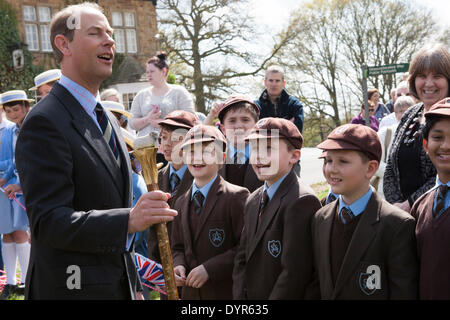 Coleford, Gloucestershire, Royaume-Uni. Apr 24, 2014. Forêt de Dean visite de S.A.R. le Prince Edward qui des blagues avec les enfants des écoles à l'extérieur de l'hôtel Speech House. Crédit : David Broadbent/Alamy Live News Banque D'Images