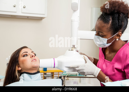 African American female dental tech en tenant un oral x ray on female patient Banque D'Images