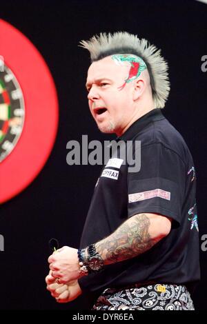 Manchester, UK. Apr 24, 2014. Peter Wright en action lors de la ronde 12 de la Premier League Darts de l aréna Phones 4u. Credit : Action Plus Sport/Alamy Live News Banque D'Images