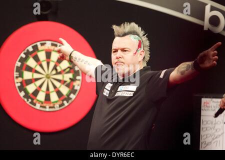 Manchester, UK. Apr 24, 2014. Peter Wright en action lors de la ronde 12 de la Premier League Darts de l aréna Phones 4u. Credit : Action Plus Sport/Alamy Live News Banque D'Images