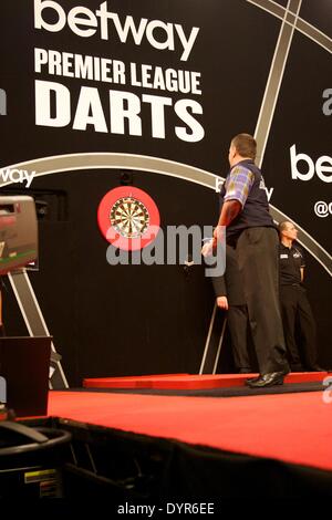 Manchester, UK. Apr 24, 2014. Gary Anderson en action lors de la ronde 12 de la Premier League Darts de l aréna Phones 4u. Credit : Action Plus Sport/Alamy Live News Banque D'Images