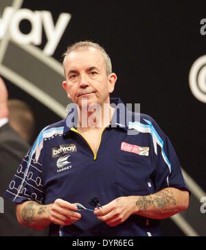 Manchester, UK. Apr 24, 2014. Phil Taylor en action lors de la ronde 12 de la Premier League Darts de l aréna Phones 4u. Credit : Action Plus Sport/Alamy Live News Banque D'Images