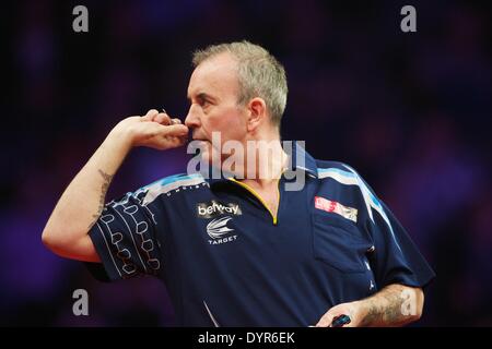 Manchester, UK. Apr 24, 2014. Phil Taylor en action lors de la ronde 12 de la Premier League Darts de l aréna Phones 4u. Credit : Action Plus Sport/Alamy Live News Banque D'Images