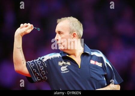 Manchester, UK. Apr 24, 2014. Phil Taylor en action lors de la ronde 12 de la Premier League Darts de l aréna Phones 4u. Credit : Action Plus Sport/Alamy Live News Banque D'Images