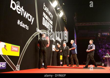 Manchester, UK. Apr 24, 2014. Gary Anderson en action lors de la ronde 12 de la Premier League Darts de l aréna Phones 4u. Credit : Action Plus Sport/Alamy Live News Banque D'Images