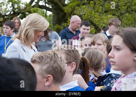 Coleford, Gloucestershire, Royaume-Uni. Apr 24, 2014. Son Altesse Royale la comtesse de Wessex chats aux écoliers à l'extérieur de l'hôtel Speech House. Crédit : David Broadbent/Alamy Live News Banque D'Images