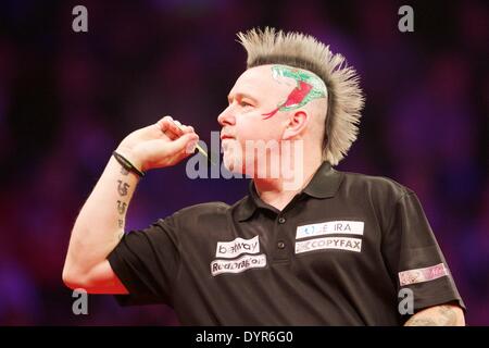 Manchester, UK. Apr 24, 2014. Peter Wright en action lors de la ronde 12 de la Premier League Darts de l aréna Phones 4u. Credit : Action Plus Sport/Alamy Live News Banque D'Images