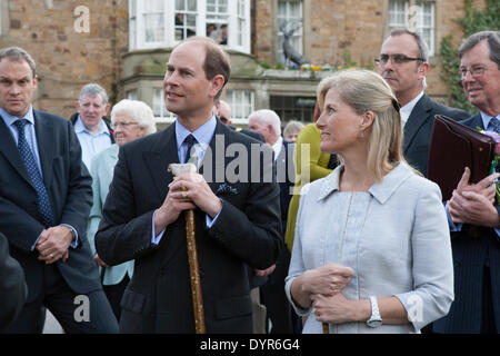 Coleford, Gloucestershire, Royaume-Uni. Apr 24, 2014. Forêt de Dean visite de S.A.R. le Prince Edward et la comtesse de Wessex. Crédit : David Broadbent/Alamy Live News Banque D'Images