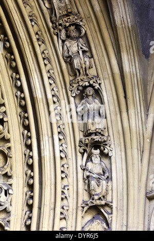 Détail de sculptures sur pierre de chiffres sur l'archivolte d'une grande porte Nord, l'abbaye de Westminster, Londres, Angleterre Banque D'Images