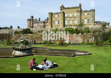 Famille faire un pique-nique dans le parc du Château de Culzean, Ayrshire, Scotland, UK Banque D'Images