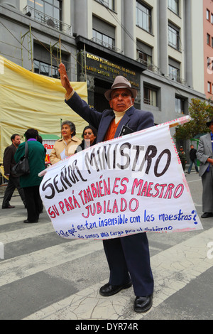 Un enseignant à la retraite porte une bannière lors d'une marche de protestation exigeant une augmentation des paiements de pension du gouvernement pour les enseignants, la Paz, Bolivie Banque D'Images