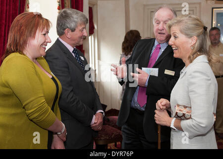 Coleford, Gloucestershire, Royaume-Uni. Apr 24, 2014. Peter Mains de discours House Hotel présente M. Nick Jarman Samm Horton et à Son Altesse Royale la comtesse de Wessex. Mr Hortons company Royal Forest Pennant fait don des réparations à l'heure prévue de monument qui marque le centre de la vieille forêt. Crédit : David Broadbent/Alamy Live News Banque D'Images