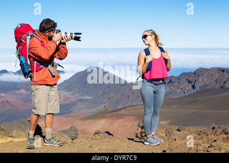 Photographe à prendre des photos de la femme sur la randonnée. La photographie en plein air. Banque D'Images