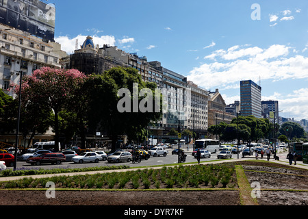 Le trafic important sur l'avenida 9 de julio Buenos Aires Argentine Banque D'Images