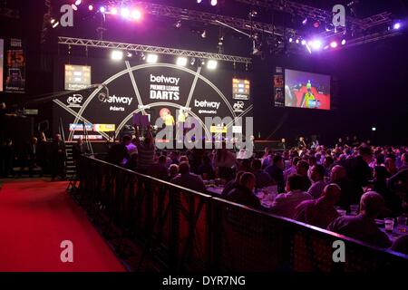 Manchester, UK. Apr 24, 2014. Au cours des rondes d'Action 12 de la Premier League Darts de l aréna Phones 4u. Credit : Action Plus Sport/Alamy Live News Banque D'Images