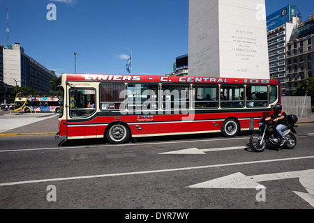 Ville colorée au centre-ville de colectivos bus Buenos Aires Argentine Banque D'Images