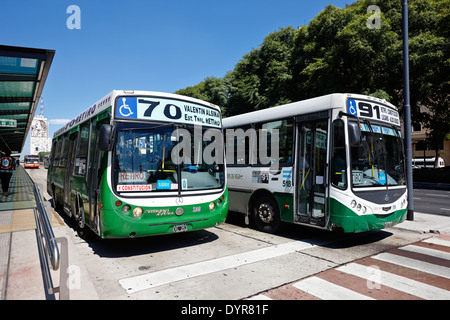 Colorful city bus colectivos dans Avenida Julio 9 station de bus Buenos Aires Argentine Banque D'Images