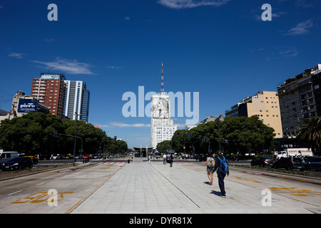 Zone piétonne et voies de bus au milieu de l'avenue 9 de julio Buenos Aires Argentine Banque D'Images