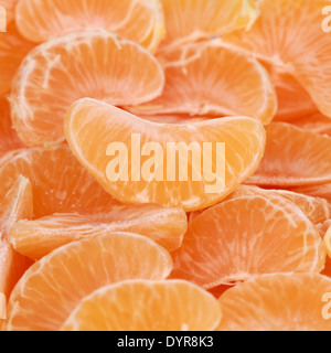 Collection de tangerines coupé en morceaux et formant un arrière-plan Banque D'Images