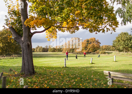 Les golfeurs jouant dans un beau paysage d'automne d'un terrain de golf dans la région de Wimbledon, Londres, UK Banque D'Images