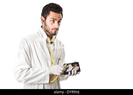 Un médecin/Technicien en portant un sarrau et un disque dur holding stethoscope Banque D'Images