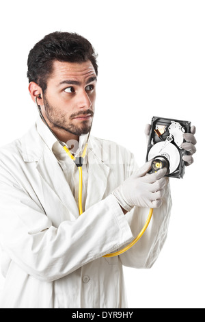 Un médecin/Technicien en portant un sarrau et un disque dur holding stethoscope Banque D'Images