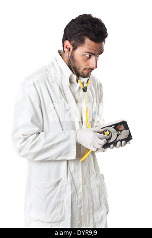 Un médecin/Technicien en portant un sarrau et un disque dur holding stethoscope Banque D'Images