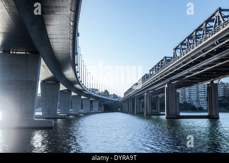 Un vieux pont du chemin de fer à côté d'un bâtiment moderne en béton l'un à Sydney Banque D'Images