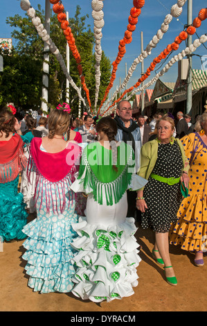 Foire d'avril, les jeunes femmes portant une robe flamenco traditionnel, Séville, Andalousie, Espagne, Europe Banque D'Images