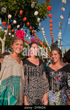 Foire d'avril, les jeunes femmes portant une robe flamenco traditionnel, Séville, Andalousie, Espagne, Europe Banque D'Images