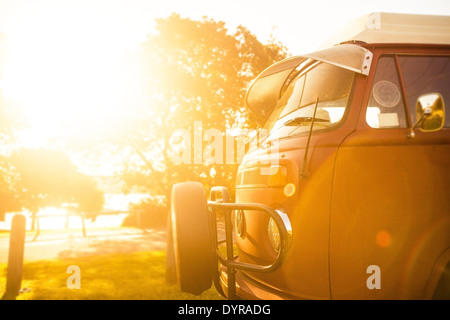 Un vieux VW camper van photographié en début de soirée Banque D'Images