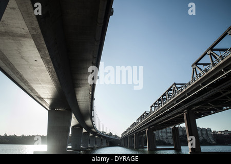 Un vieux pont du chemin de fer à côté d'un bâtiment moderne en béton l'un à Sydney Banque D'Images