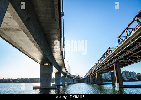 Un vieux pont du chemin de fer à côté d'un bâtiment moderne en béton l'un à Sydney Banque D'Images