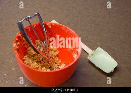 La pâte à biscuits sans gluten en silicone orange bowl avec spatule et cookie baller Banque D'Images