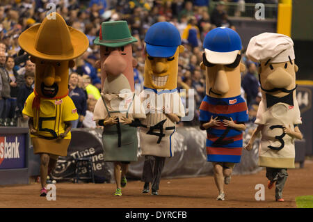 Milwaukee, Wisconsin, États-Unis. Apr 23, 2014. 23 avril 2014 : la course de saucisse pendant le match de la Ligue Majeure de Baseball entre les Milwaukee Brewers et San Diego Padres au Miller Park de Milwaukee, WI. Défait 5-2. Padres brasseurs John Fisher/CSM/Alamy Live News Banque D'Images