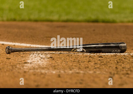 Milwaukee, Wisconsin, États-Unis. Apr 23, 2014. 23 avril 2014 : une chauve-souris se trouve sur le terrain au cours de la partie de baseball de ligue majeure entre les Milwaukee Brewers et San Diego Padres au Miller Park de Milwaukee, WI. Défait 5-2. Padres brasseurs John Fisher/CSM/Alamy Live News Banque D'Images