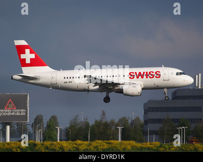 HB-IPV est un Airbus A319-112 suisse atterrissant à l'aéroport de Schiphol aux pays-Bas. L'avion fait partie de la flotte de Swiss International Air Lines, qui exploite des vols européens court-courriers. Banque D'Images