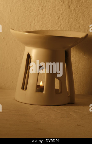 Lampe céramique de parfum avec bougie allumée Banque D'Images