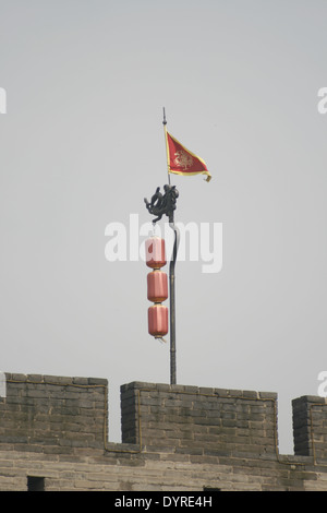 Le centre-ville de Xian, donnant sur les remparts de la ville - Lanternes et d'un drapeau Banque D'Images