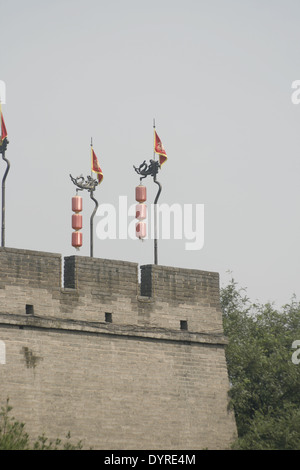 Le centre-ville de Xian, donnant sur les remparts de la ville - Lanternes et d'un drapeau Banque D'Images