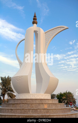 La cafetière sculpture symbolisant Bienvenue sur la Corniche à Doha, Qatar. Banque D'Images