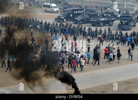 Beijing, Chine. Apr 25, 2014. Un anti-terrorisme exercice est tenue à Beijing, capitale de Chine, le 25 avril 2014. © Gong Lei/Xinhua/Alamy Live News Banque D'Images