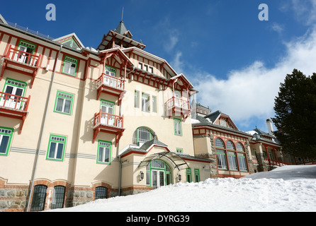 Hôtel moderne de la classe de luxe sur la Strbske Pleso en Slovaquie. Banque D'Images