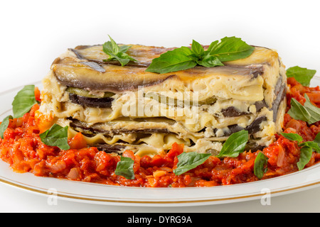 Lasagne aux légumes, faites avec des courgettes et des aubergines et courgettes (aubergines), feuilles de pâte et sauce béchamel Banque D'Images