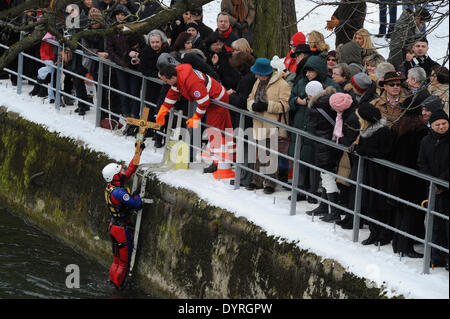 La communauté grecque orthodoxe de Munich à la bénédiction des eaux de la rivière Isar, 2011 Banque D'Images